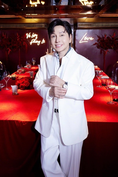 Theo Saostar, giai đoạn 1998 - 2000, show diễn của Vũ Luân phủ dày cả tháng. Nam nghệ sĩ cải lương chạy vài tụ điểm mỗi đêm, cát-sê được 10 triệu/suất, tương đương 2 cây rưỡi vàng. Ảnh: FB Phương Lê.