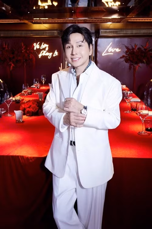 Theo Saostar, giai đoạn 1998 - 2000, show diễn của Vũ Luân phủ dày cả tháng. Nam nghệ sĩ cải lương chạy vài tụ điểm mỗi đêm, cát-sê được 10 triệu/suất, tương đương 2 cây rưỡi vàng. Ảnh: FB Phương Lê.