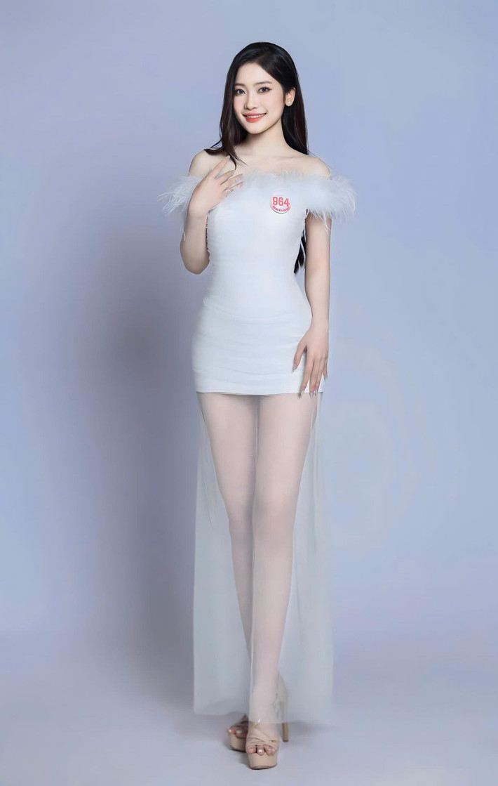 Chia sẻ trên Tiền Phong, Hương Giang cho biết, trong vòng nhân trắc học ở Hoa hậu Việt Nam 2024, cô được các bác sĩ khen có đôi chân thẳng, dài và tỷ lệ cơ thể cân đối, có má lúm đồng tiền dễ thương, tạo được thiện cảm khi cười và khuôn mặt hài hòa. Ảnh: FB Hương Giang.