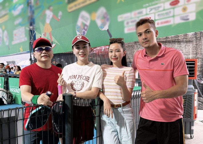Kim Oanh đến cổ vũ Vũ Tuấn Việt đánh pickleball cùng vợ chồng Phương Oanh - Shark Bình. Ảnh: FB Vũ Tuấn Việt.