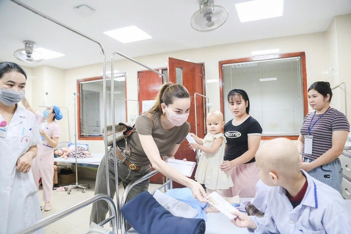 Hồ Ngọc Hà chăm làm từ thiện. Ít ngày trước, nữ ca sĩ đi trao quà cho các bệnh nhi. Ảnh: FB Hồ Ngọc Hà.