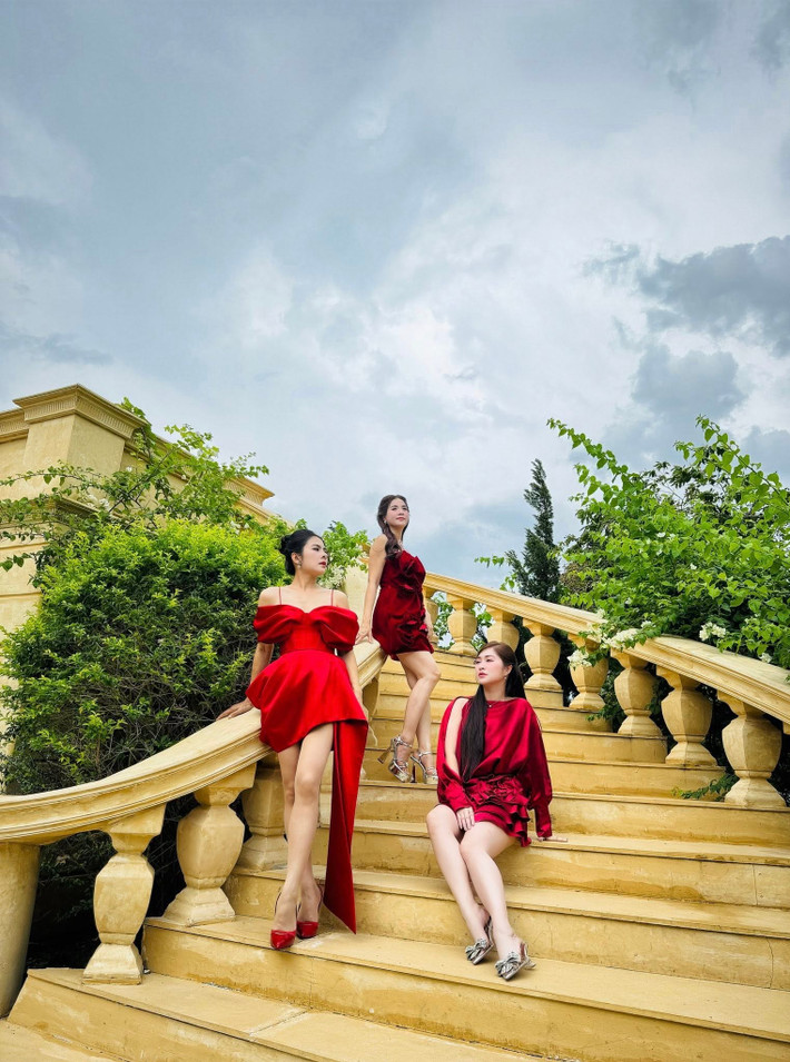 Vân Trang gợi cảm, trẻ trung không kém cạnh Thanh Trúc (ngồi) và Kha Ly. Ảnh: FB Thanh Trúc.