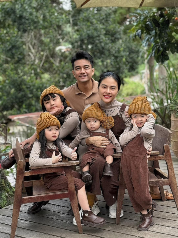 "Mấy hôm nay mẹ đi quay, chị hai cứ hỏi mẹ là mẹ ơi, sắp tới mẹ có được nghỉ quay ngày nào không mẹ, mẹ dẫn tụi con đi chơi đi mẹ. Vì vậy, nghỉ được 1 ngày là phải bù cho các em yêu của mẹ thôi", Vân Trang tâm sự.