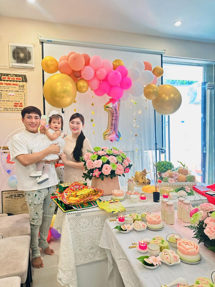 Chồng Thanh Trúc là ca sĩ Châu Khải Phong. Năm 2023, cặp đôi bí mật kết hôn. Cách đây không lâu, Châu Khải Phong và Thanh Trúc mới công khai là vợ chồng. Ảnh: FB Thanh Trúc.