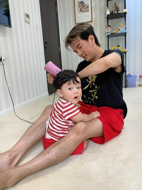 Mr Đàm cưng chiều, yêu thương con trai đầu lòng hết mực. Nam ca sĩ thường tự tay chăm sóc con, đưa con đi học. Ảnh: FB Polo Huỳnh.