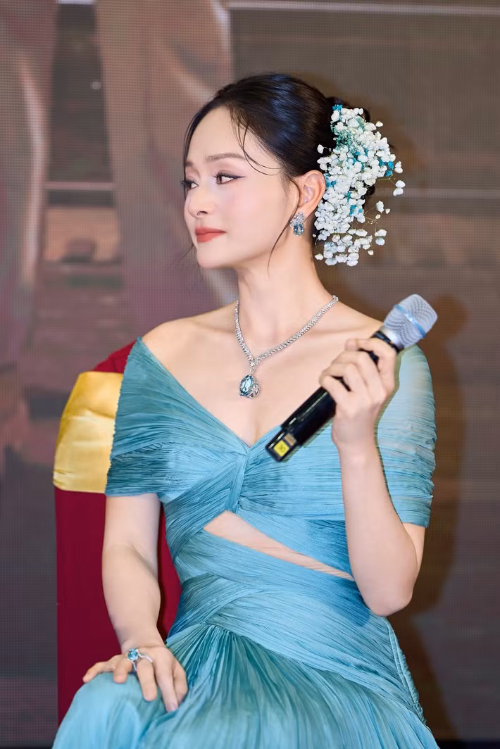 Mới đây, diễn viên Lan Phương xuất hiện trong buổi ra mắt phim Đồng hồ đếm ngược. Tại sự kiện, cô diện váy dạ hội xanh ngọc trễ vai, phần thân váy xếp nếp mềm mại, thiết kế khoét eo tinh tế giúp tôn lên vóc dáng thon gọn.