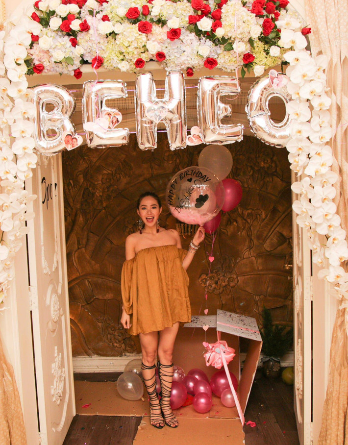 Minh Hằng hé lộ hình ảnh tiệc sinh nhật năm 2016 được doanh nhân Quốc Bảo bí mật tổ chức, loạt ảnh được nửa kia chụp khi cùng đến Paris (Pháp).