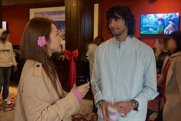 Theo Tiền Phong, Linh và Manav gặp nhau tại Việt Nam. Cả hai chia xa, Manav trở về Ấn Độ, Linh ở lại Việt Nam, mang theo những ký ức chưa trọn vẹn về tình đầu tan vỡ. Nhiều năm sau, hai người tái ngộ tại Việt Nam khi Manav đến đây để làm đám cưới với bạn thanh mai trúc mã Simi. Lúc này, Linh và Manav phải đối mặt với quá khứ, với những bí mật bị che giấu, và với chính con tim mình. Ảnh: Instagram Khả Ngân.