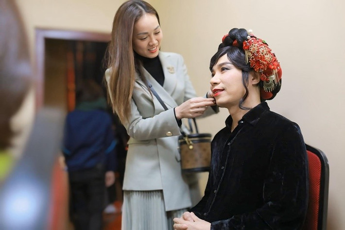 Ngọc Hà luôn ủng hộ Công Lý hoạt động nghệ thuật. Trên trang cá nhân, cô chia sẻ hình ảnh chăm sóc chồng ở hậu trường Táo quân 2023. "Một kỷ niệm, một ký ức đẹp của Công Lý, của gia đình", Ngọc Hà viết. Ảnh: FB Ngọc Hà.