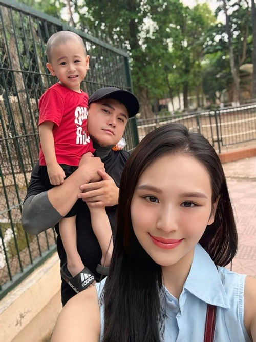 Vũ Duy Khánh và Phương Anh hiện tại có một cậu con trai chung. Ảnh: FB Phương Anh.