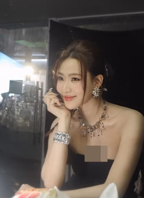 Năm 2019, Minh Trang từng gây chú ý trên mạng xã hội khi được nhận xét có nét tương đồng với Baifern Pimchanok – mỹ nhân Thái Lan nổi tiếng qua bộ phim Chiếc lá cuốn bay.