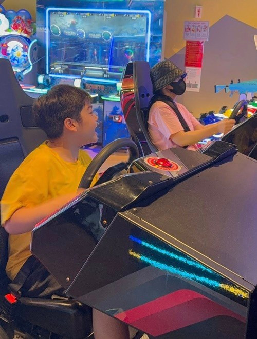 Nữ diễn viên tâm sự, bản thân rất mong muốn con trai sống cùng mình. Tuy nhiên, cô để mọi thứ tùy duyên. Nhật Kim Anh mong con trai nghe lời bố, ông bà nội và hy vọng sau này con trai lớn, sẽ hiểu được tình cảm của cô dành cho con nhiều như thế nào. Ảnh: FB Nhật Kim Anh.