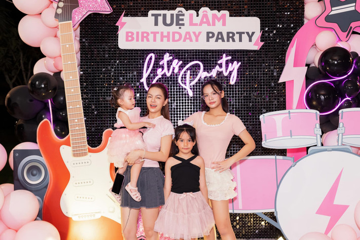 Về Tuệ An - con gái thứ hai của Phạm Quỳnh Anh, nữ ca sĩ cho biết, con chỉ có một tật nhỏ về chớp mắt, không phải như những lời đồn đoán vô căn cứ trên mạng.