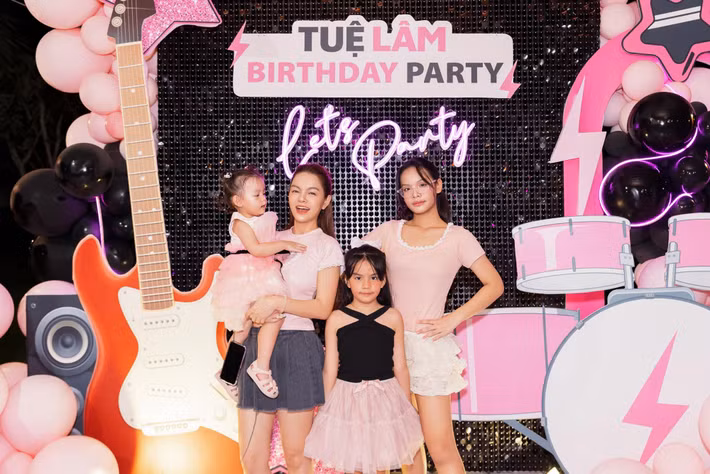 Về Tuệ An - con gái thứ hai của Phạm Quỳnh Anh, nữ ca sĩ cho biết, con chỉ có một tật nhỏ về chớp mắt, không phải như những lời đồn đoán vô căn cứ trên mạng.