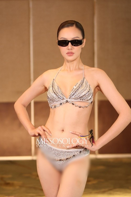 Ở phần thi Judging of Fitness (Thể lực), Mỹ Anh khoe vóc dáng săn chắc với bikini. Cô chia sẻ: "Với Mỹ Anh, sức khỏe và tinh thần tích cực chính là nền tảng của mọi vẻ đẹp. Mỗi buổi tập, mỗi bữa ăn là một lời nhắc nhở để sống lành mạnh hơn, yêu bản thân hơn và tôn trọng thiên nhiên xung quanh'. Ảnh: Missosology.