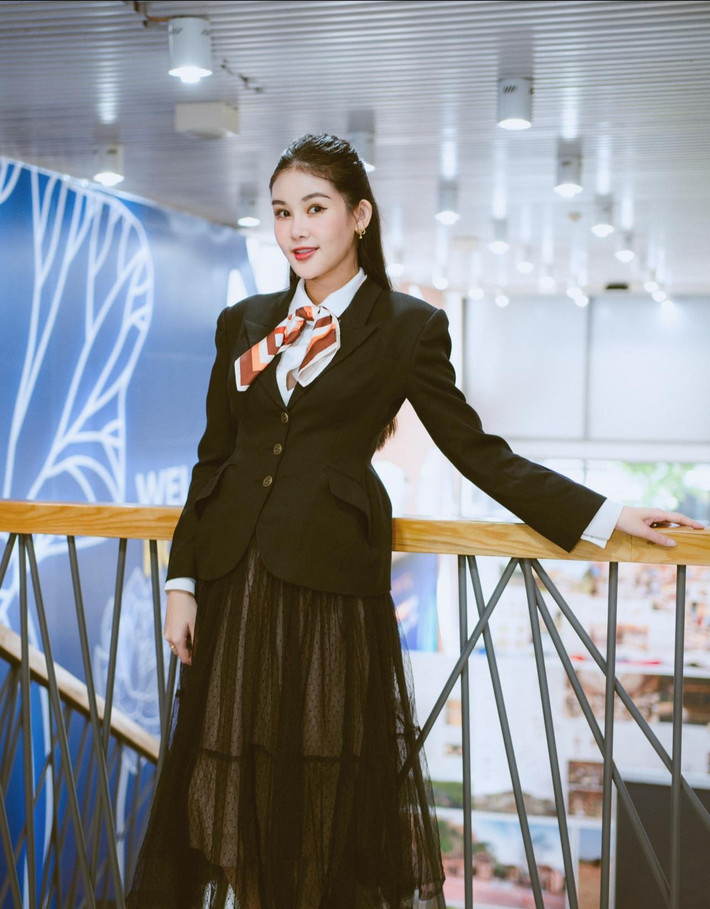 Về phong cách thời trang trên giảng đường, Ngân Anh chia sẻ trên Vietnamnet, cô hướng đến những trang phục trang nhã, thanh lịch phù hợp với môi trường giáo dục.