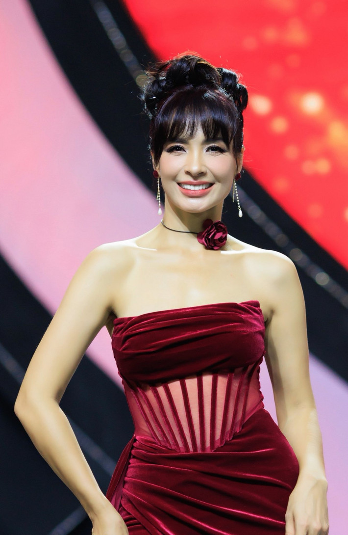 Nữ siêu mẫu đời đầu thường trung thành với kiểu tóc mái bằng giúp 'hack tuổi', linh hoạt biến hóa từ tóc xõa tự nhiên đến búi cao hay buộc đuôi ngựa cá tính.Ảnh: FB Thúy Hạnh.