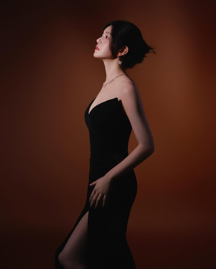 Phong cách thời trang của Trần Nghiên Hy cũng có sự thay đổi rõ rệt, hướng đến vẻ thanh lịch, tối giản nhưng vẫn giữ nét nữ tính hiện đại. Ảnh: Instagram Trần Nghiên Hy