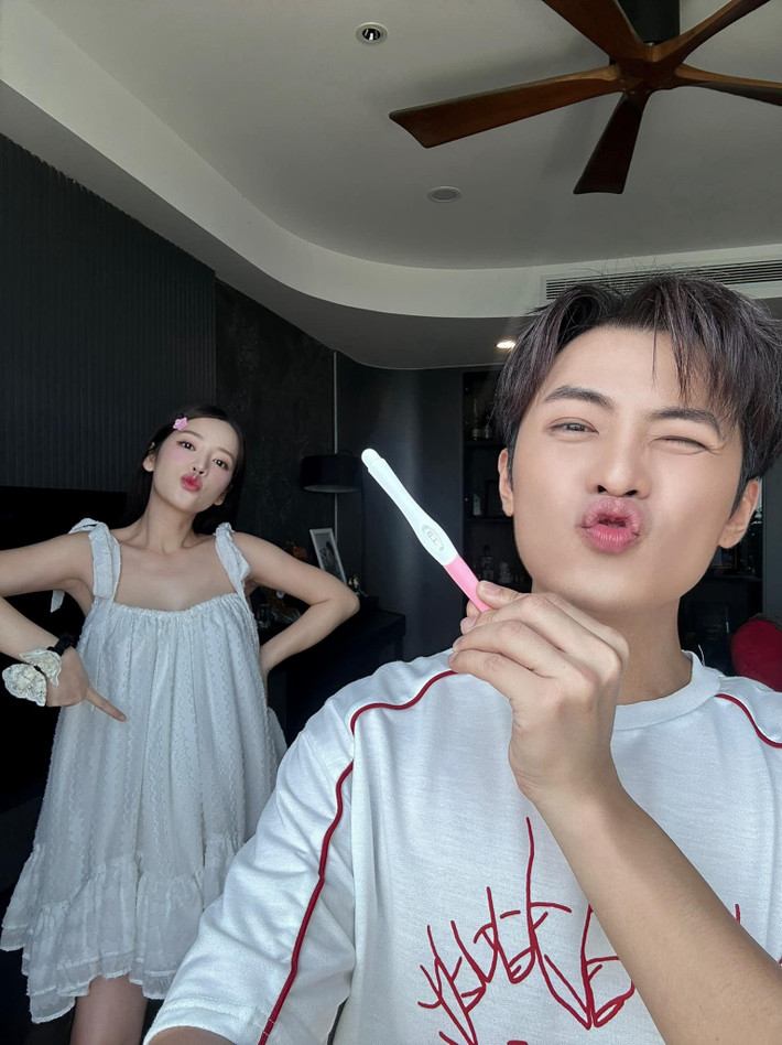 Khi thông báo mang bầu, Puka dí dỏm viết: "Tròn 1 năm về chung nhà, gia đình em có thêm thành viên mới. Hứa là làm, em nói khi nào có tin vui em sẽ thông báo đến những người yêu thương tụi em biết mà. Uy tín chưa?".