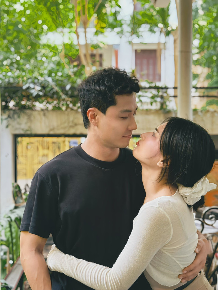 Ngoài các cảnh quay trên phim, Yến My thường xuyên chia sẻ hình ảnh hậu trường quá trình ghi hình Đồng hồ đếm ngược. Ảnh: FB Yến My.