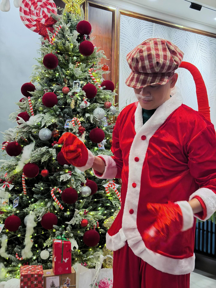 Minh Hằng khoe khoảnh khắc chồng đóng ông già Noel dịp Giáng sinh năm 2025.