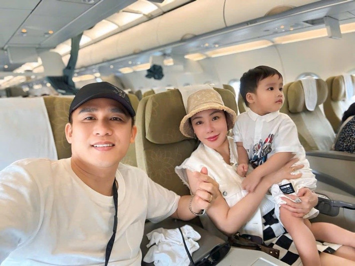 Hồ Quỳnh Hương tâm sự nụ cười của con trai là điều khiến vợ chồng cô quên đi mọi mỏi mệt. "Có những lúc cuộc sống ngoài kia thật nhiều lo toan, chỉ cần nhìn con cười, là mọi thứ như chậm lại, dịu đi và đủ đầy hơn. Với ba mẹ, niềm vui của con là hạnh phúc giản dị nhưng quý giá nhất. Yêu Táo của ba mẹ!", nữ ca sĩ trải lòng.