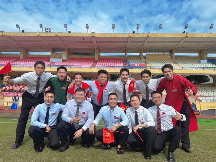 Tăng Duy Tân, Mono, Phan Mạnh Quỳnh và nhiều nam nghệ sĩ chụp ảnh kỷ niệm trong buổi tổng duyệt. Ảnh: FB Tăng Duy Tân.