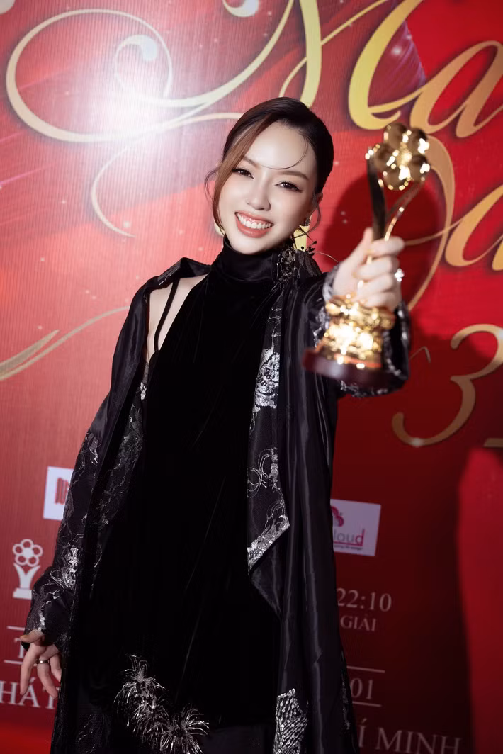 Tháng 1/2026, Băng Di nhận giải Nữ diễn viên điện ảnh - truyền hình tại Mai Vàng 2025 cho vai diễn trong phim Cục vàng của ngoại. Trên trang cá nhân, cô gửi lời cảm ơn đến đạo diễn Khương Ngọc, khán giả. Băng Di còn cảm ơn bản thân vì đã luôn tin tưởng và chưa bao giờ từ bỏ ước mơ. Ảnh: FB Băng Di.