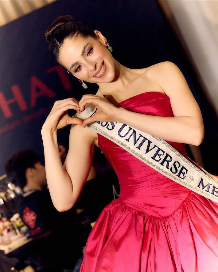 Khi Fatima cố gắng bày tỏ quan điểm, ông Nawat mắng người đẹp. Cuối cùng, Fatima rời bỏ khán phòng. Ảnh: FB Fatima Bosch.