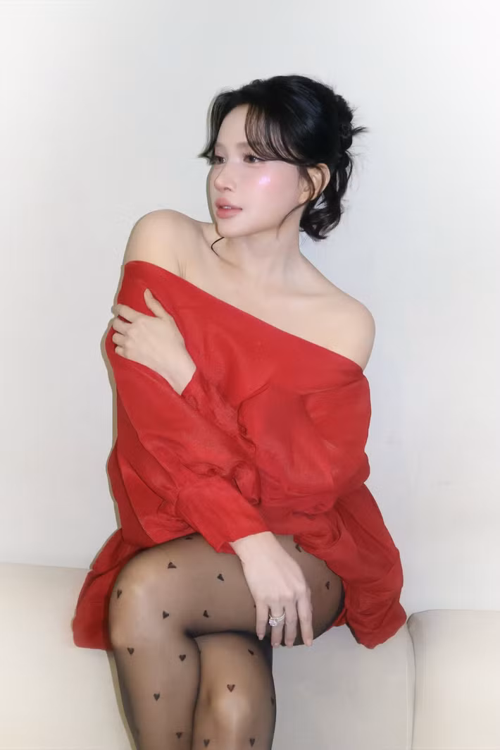 Ít năm trở lại đây, Khả Như đắt show đóng phim, diễn kịch, quảng cáo. Nhiều người cho rằng gia tài của nữ diễn viên chắc chắn không hề nhỏ. Trước đây, khi bị đồn có 120 tỷ, Khả Như phủ nhận. Ảnh: FB Khả Như.