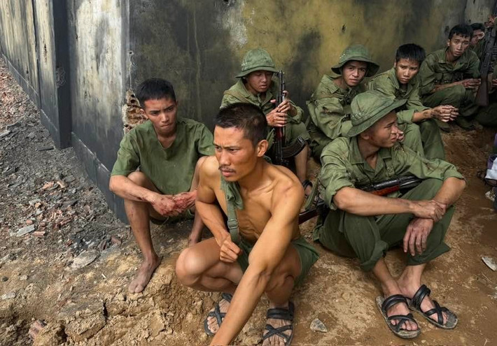 “Tôi đã lao vào một quá trình rèn luyện khắc nghiệt, siết cân, leo thang bộ 39 tầng hàng ngày, và về biển Hải Tiến để rèn luyện bơi lội phục vụ các cảnh vượt sông”, nam diễn viên phim Mưa đỏ tiết lộ. Ảnh: FB Phương Nam.