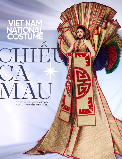 Chiếu Cà Mau là trang phục dân tộc của Ngọc Châu ở Miss Universe 2022. Theo Znews, ê-kíp cùng nhà thiết kế thống nhất đổi họa tiết chữ “lộc” ở vạt áo thành họa tiết hoa sen trước khi Ngọc Châu thi quốc tế. Ảnh: Vietnamnet.