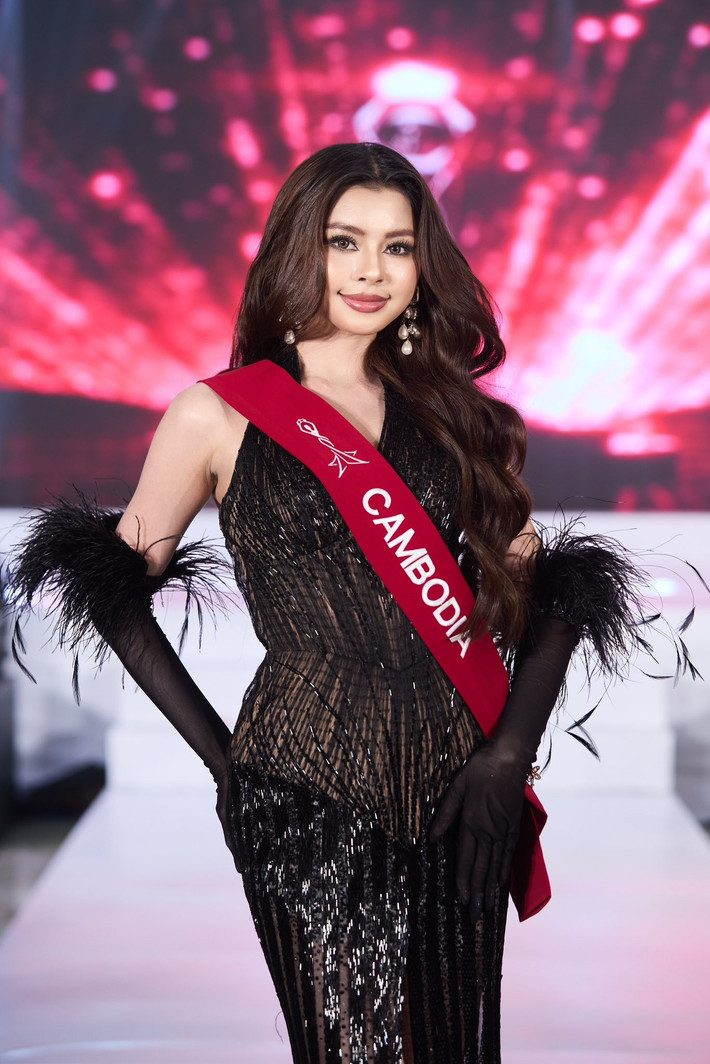 Det Sreyneat là diễn viên, người mẫu, vũ công. Cô đang theo học ngành Quản trị Kinh doanh Quốc tế tại Đại học Phnom Penh International University.