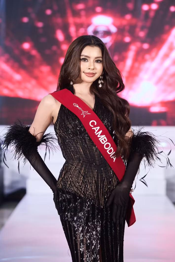 Det Sreyneat là diễn viên, người mẫu, vũ công. Cô đang theo học ngành Quản trị Kinh doanh Quốc tế tại Đại học Phnom Penh International University.