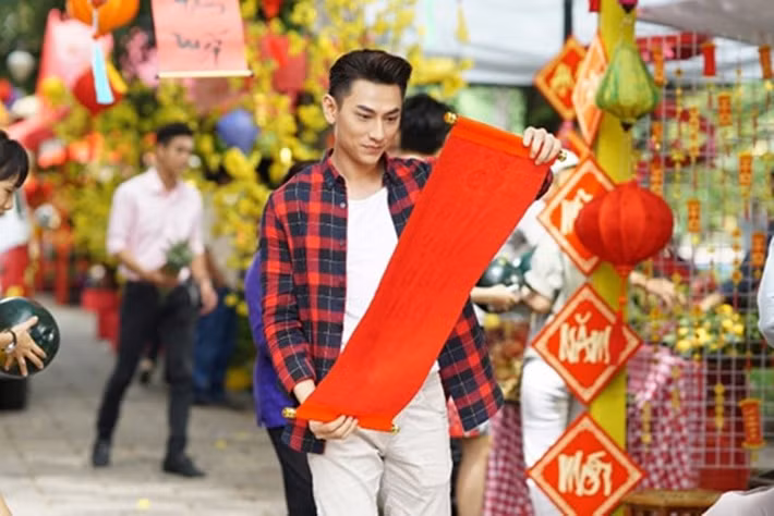 Khoảnh khắc giản dị ấy trở thành ký ức khó quên, khiến Isaac và mẹ mỗi lần nhắc lại đều bật cười, dù nam ca sĩ thừa nhận đó là quãng thời gian không thể quay trở lại. Ảnh: Khám Phá.