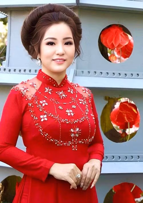Diễn viên Thúy Nga chia sẻ trên Vietnamnet, ngày nhỏ, cô luôn trông ngóng đến gần đêm Giao thừa để được bố mẹ sắm quần áo mới, đưa đi chơi phố và lì xì mừng tuổi. Ảnh: Người Đưa Tin.