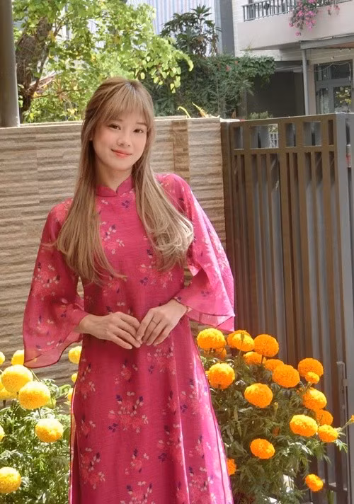 Hoàng Yến Chibi chia sẻ trên Tiền Phong, kỷ niệm Tết khó quên nhất với cô chính là cả gia đình cùng ngồi lên chiếc xe nhỏ xíu đi khắp nơi để chúc Tết họ hàng và bạn bè. Hoàng Yến Chibi cho biết cô luôn trân trọng và xem đó là kỷ niệm đáng nhớ nhất về gia đình mình bởi vì bây giờ có muốn thì cũng rất khó để quay trở lại. Ảnh: FB Hoàng Yến Chibi.