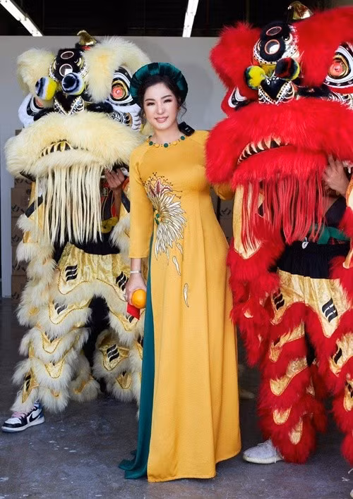 Sau này khi nổi tiếng, Thúy Nga vẫn giữ thói quen truyền thống, nhất là đi chùa lễ mỗi mùng 1 với mong ước một năm mới an lành, hạnh phúc. Ảnh: Người Đưa Tin.