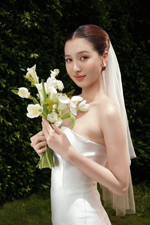 Tuệ Như khoe vóc dáng thon gọn, quyến rũ với mẫu váy cưới cúp ngực, đuôi cá. Ảnh: FB Tuệ Như.