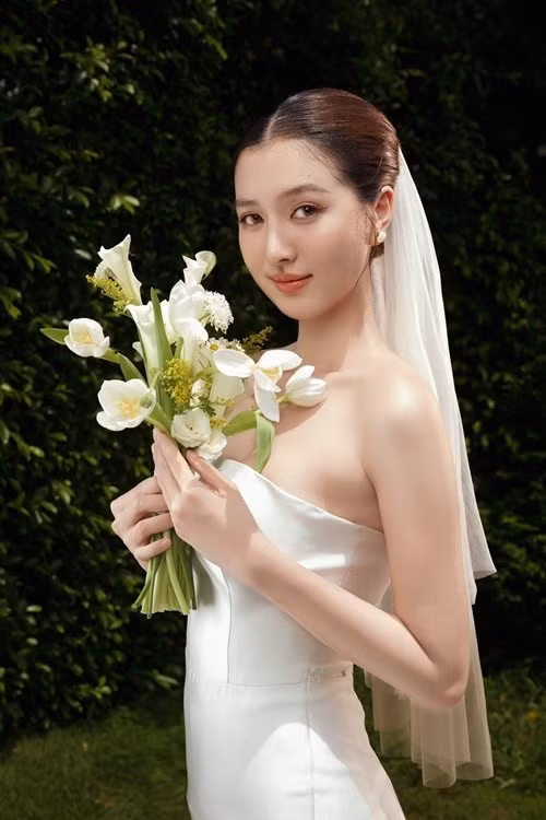 Tuệ Như khoe vóc dáng thon gọn, quyến rũ với mẫu váy cưới cúp ngực, đuôi cá. Ảnh: FB Tuệ Như.