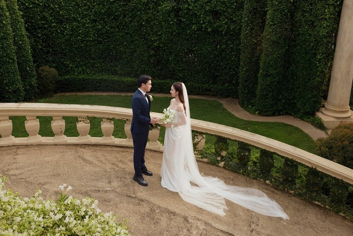 Bộ ảnh cưới của Tuệ Như và Hồ Quang Hiếu có bối cảnh thiên nhiên lãng mạn. Ảnh: FB Hồ Quang Hiếu.