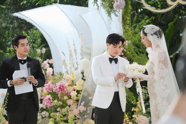 Nguyên Khang làm MC cho đám cưới của Hồ Quang Hiếu. Ảnh: FB Nguyên Khang.