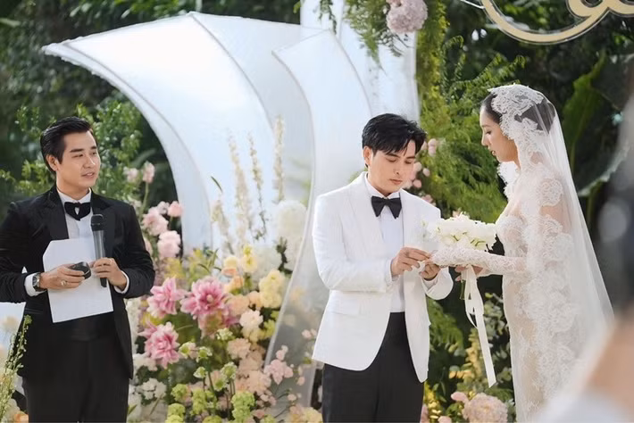 Nguyên Khang làm MC cho đám cưới của Hồ Quang Hiếu. Ảnh: FB Nguyên Khang.