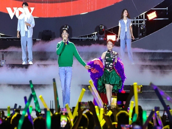 Năm 2020, cả hai cùng ra mắt ca khúc Làm gì phải hốt. Ảnh: VOV.