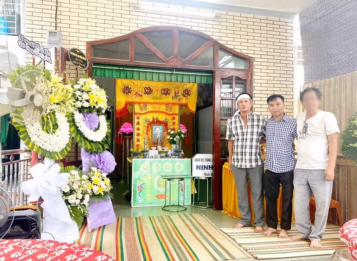 Nhạc sĩ Tô Hiếu (giữa) chia sẻ trên Vietnamnet, các em, con trai (ngoài cùng bên trái) và con gái nghệ sĩ Thương Tín đều bần thần, buồn bã trong tang lễ. Ảnh: FB Tô Hiếu.