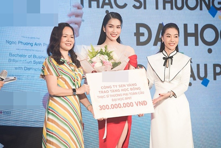 Bà Phạm Kim Dung chia sẻ: “Việc quyết định trao tặng 50% giá trị học bổng còn lại cho Phương Anh giống như một niềm vinh dự của ban tổ chức Hoa hậu Việt Nam, một niềm vinh dự của đơn vị quản lý của Phương Anh. Và tôi mong rằng đây sẽ là một món quà mang giá trị tinh thần để động viên Phương Anh tiếp tục tỏa sáng trên con đường tri thức của mình". Ảnh: Thể Thao Văn Hóa.