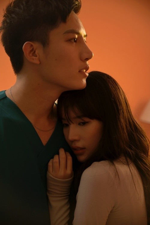 Kể từ khi hợp tác trong âm nhạc, Lyly và Anh Tú thường xuyên vướng tin đồn hẹn hò bởi sự ăn ý, những cử chỉ thân thiết trên sân khấu và ngoài đời. Ảnh: Sức Khỏe Đời Sống.