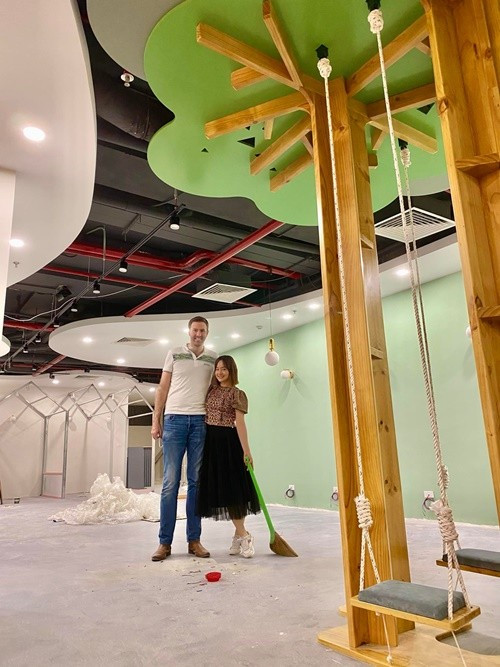 David từng cặm cụi quét dọn giúp Lan Phương khi cô mở quán cafe. Ảnh: FB Lan Phương.