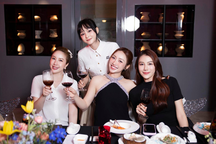 Nữ ca sĩ cho biết, cô vui vẻ tận hưởng cuộc sống hiện tại và tưởng rằng bản thân mới 25 tuổi.