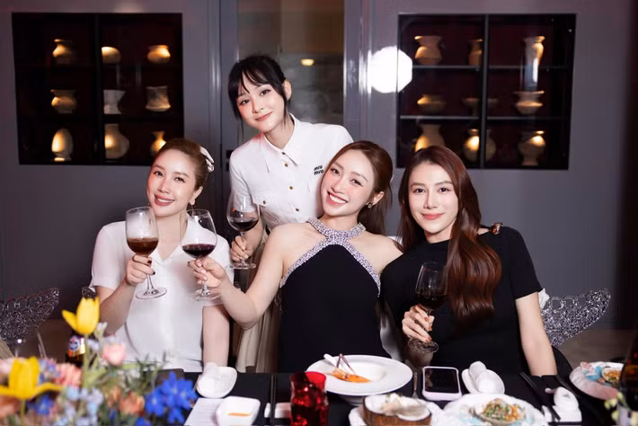 Nữ ca sĩ cho biết, cô vui vẻ tận hưởng cuộc sống hiện tại và tưởng rằng bản thân mới 25 tuổi.